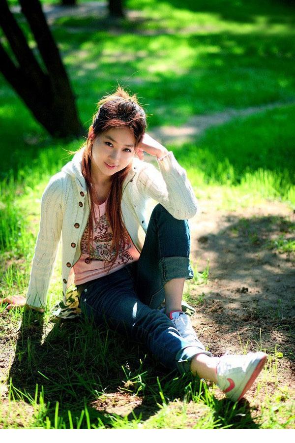 清新美女让人心动飘逸长发撩人