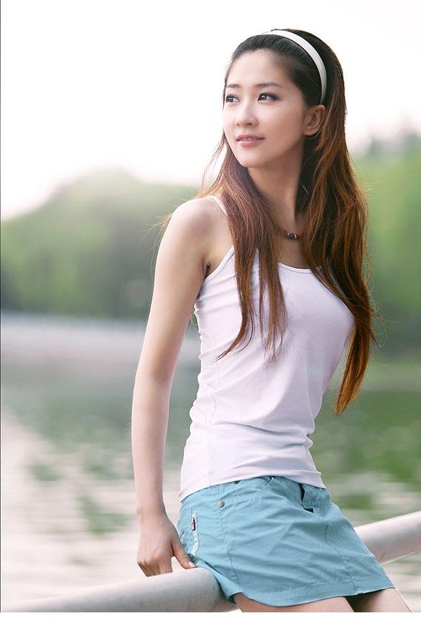 清新美女让人心动飘逸长发撩人