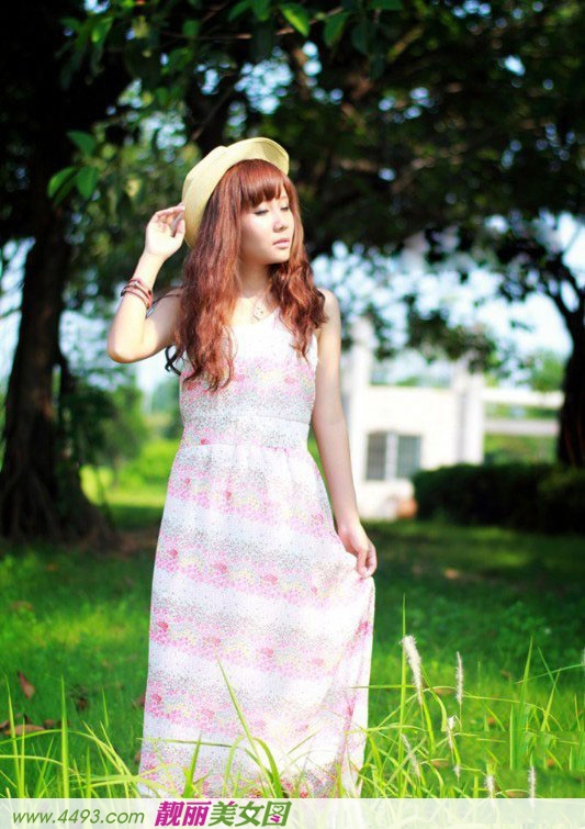 绿草从中的清纯美女