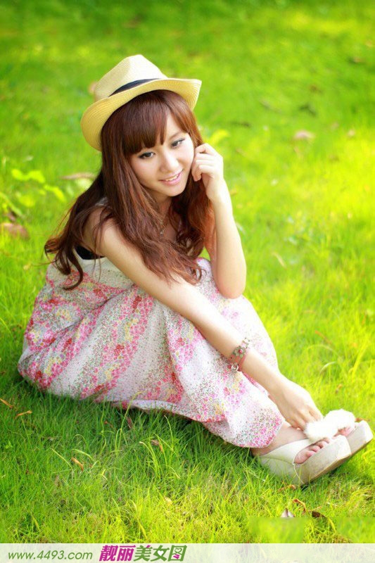 绿草从中的清纯美女