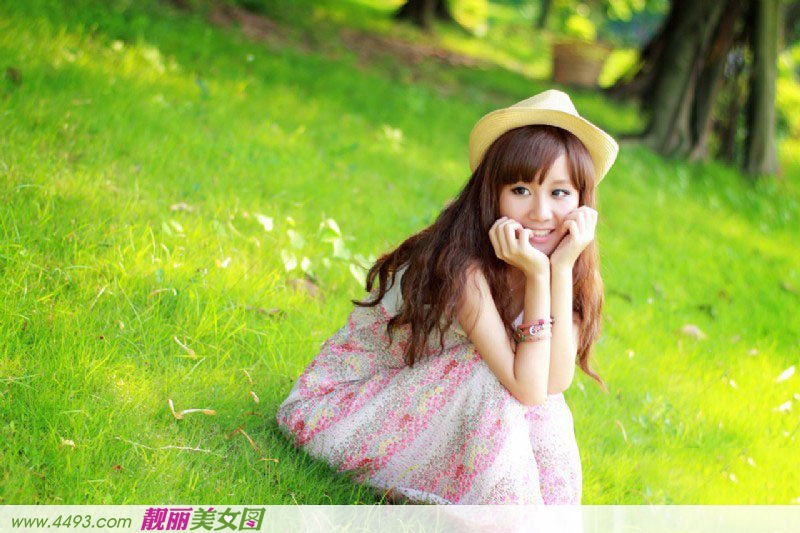 绿草从中的清纯美女