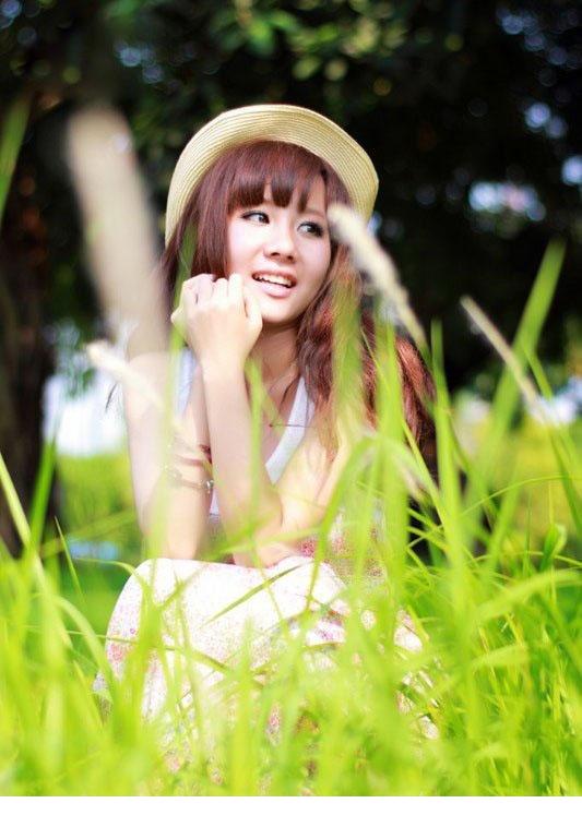 绿草从中的清纯美女