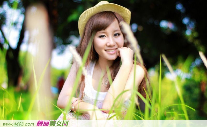 绿草从中的清纯美女