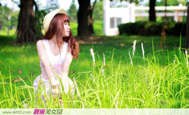 绿草从中的清纯美女