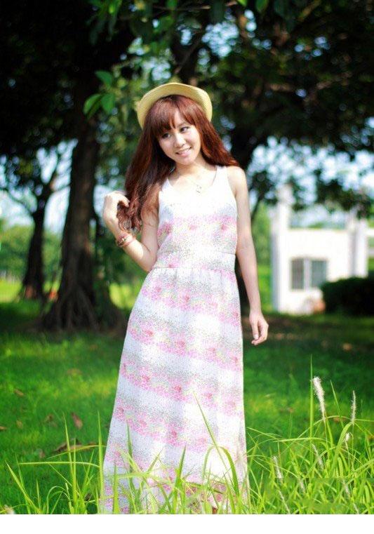 绿草从中的清纯美女