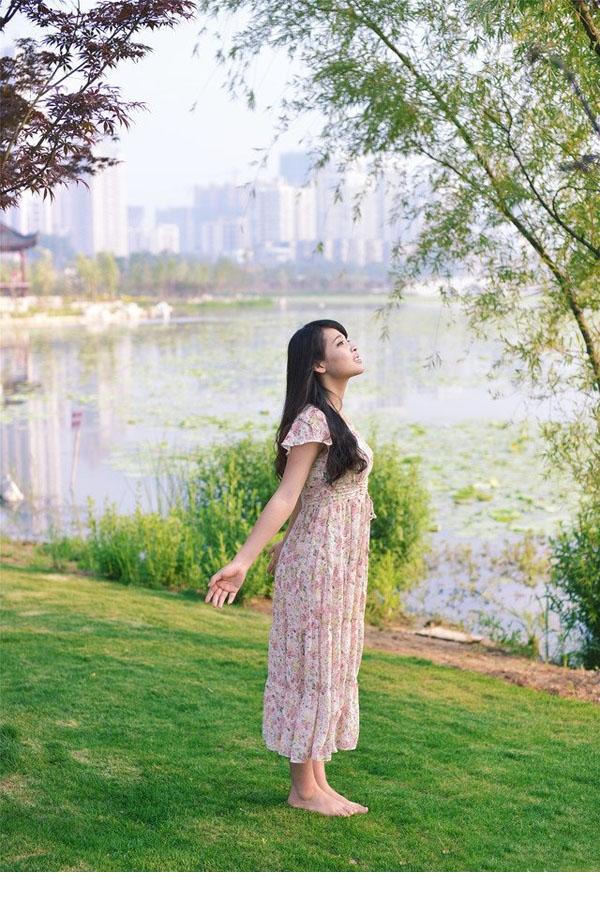 轻轻悠悠漫步沙湖畔