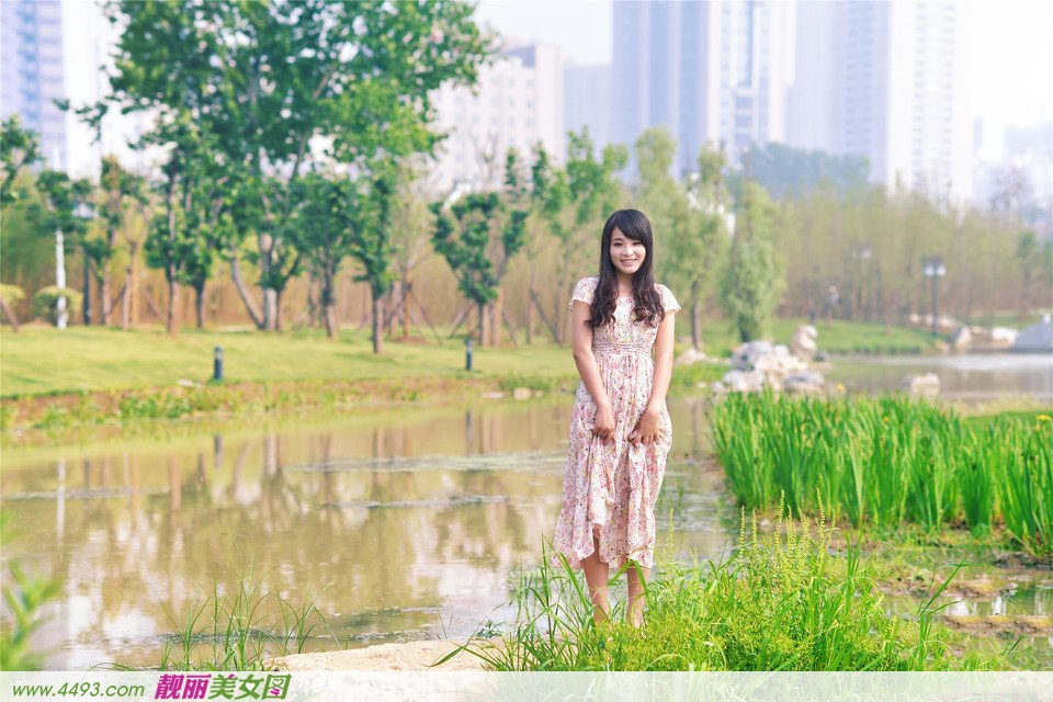 轻轻悠悠漫步沙湖畔