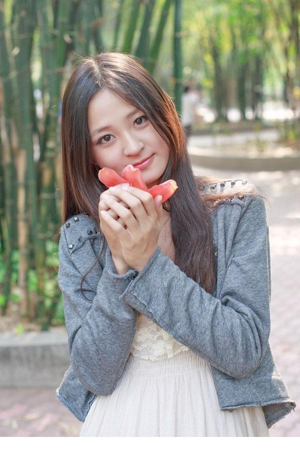 悠闲美少女公园清晰写真