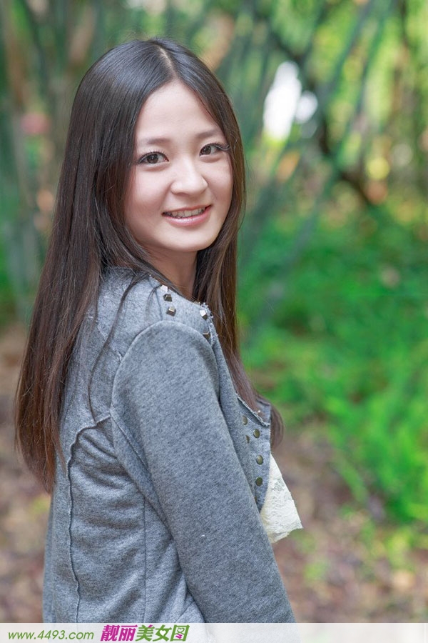 悠闲美少女公园清晰写真