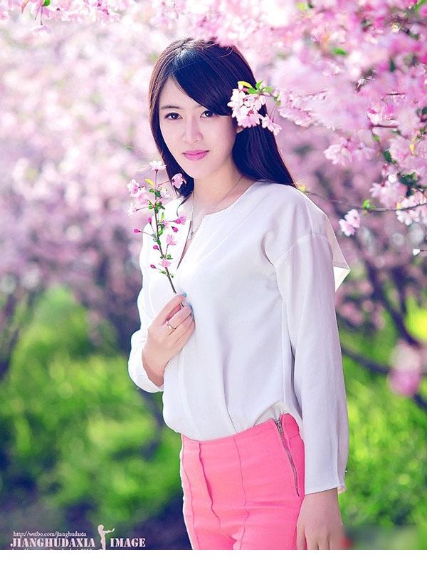 春风拂面桃花映面红