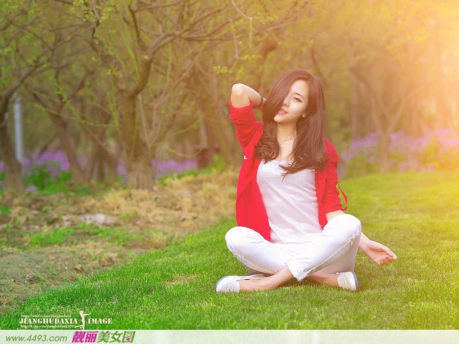 春风拂面桃花映面红