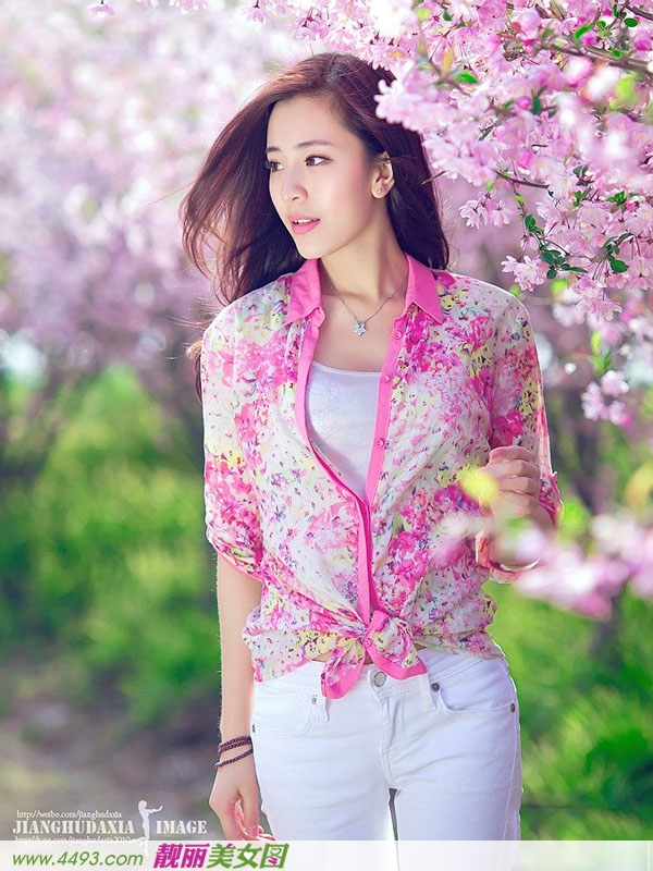 春风拂面桃花映面红