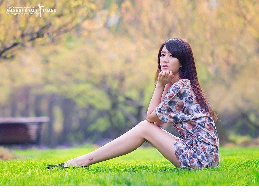 春风拂面桃花映面红