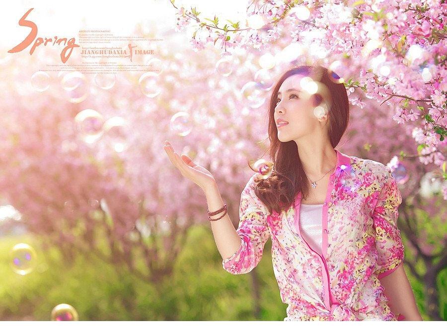 春风拂面桃花映面红