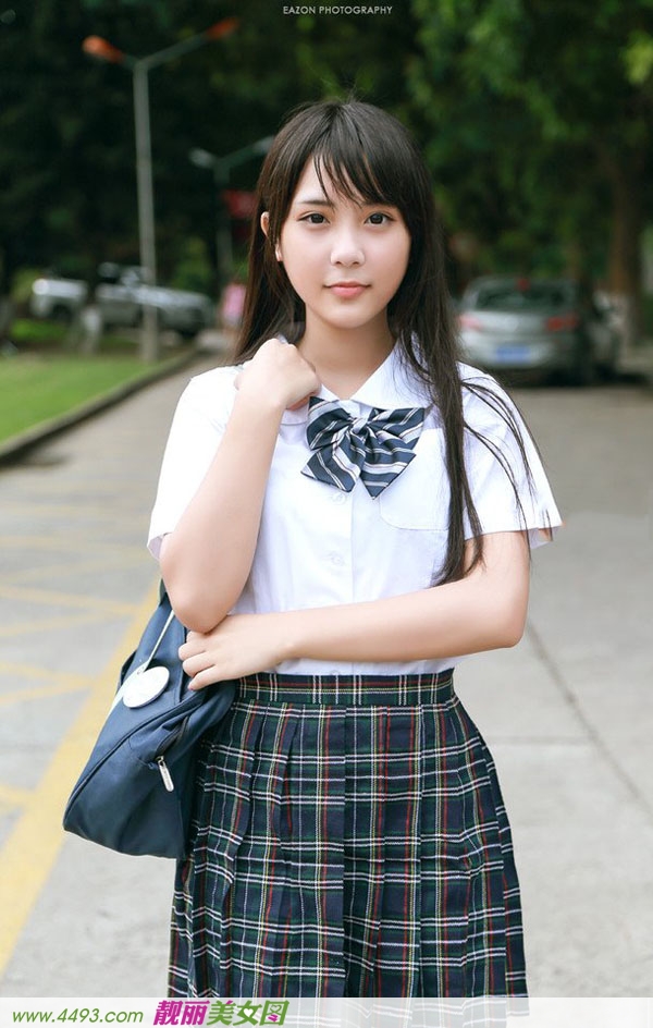 可爱秀气学生妹回眸一笑