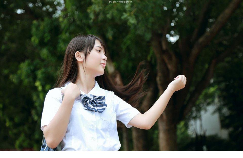 可爱秀气学生妹回眸一笑