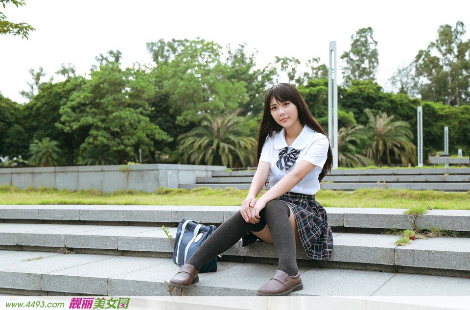 可爱秀气学生妹回眸一笑