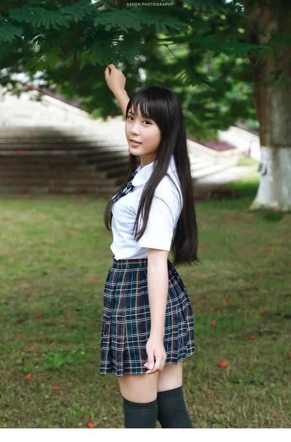 可爱秀气学生妹回眸一笑