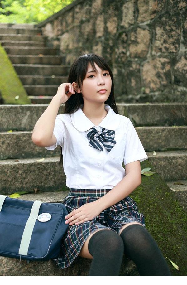 可爱秀气学生妹回眸一笑