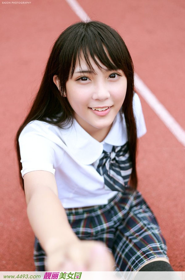 可爱秀气学生妹回眸一笑