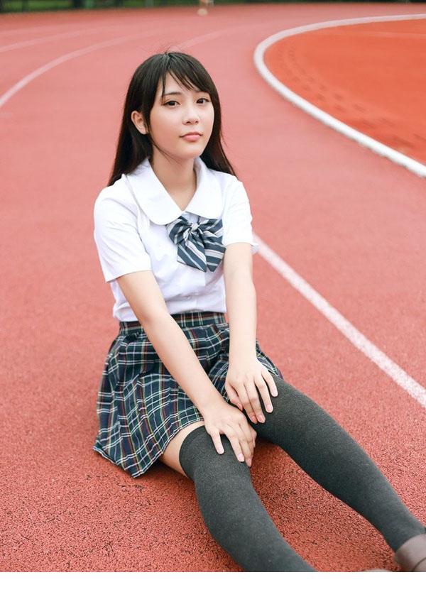 可爱秀气学生妹回眸一笑