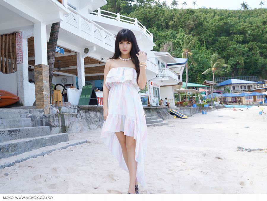 青春迷人美女滕菲菲海边写真