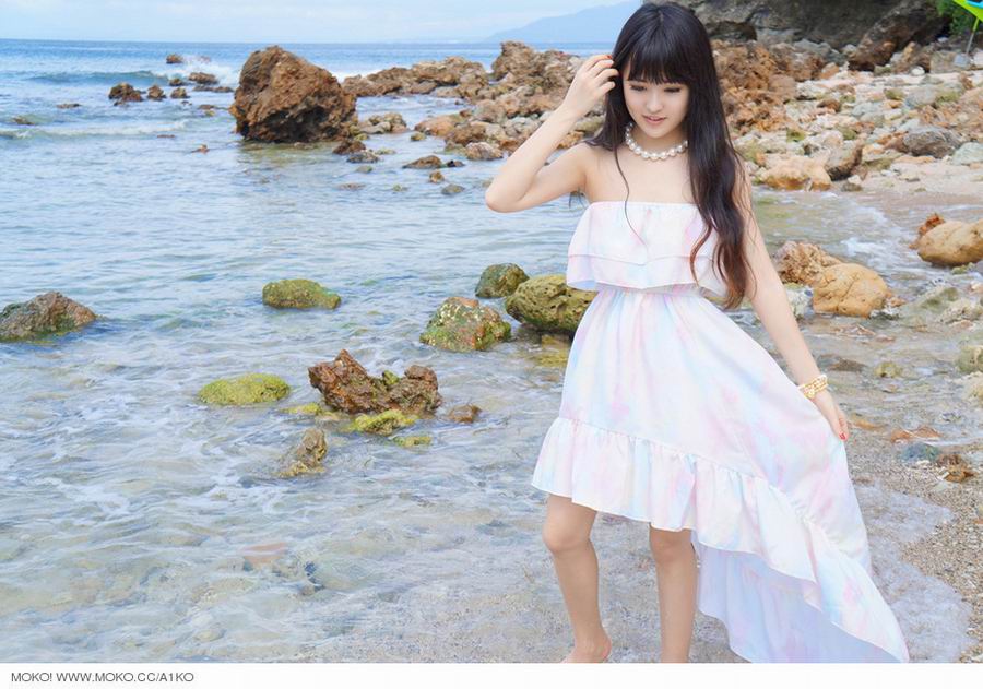 青春迷人美女滕菲菲海边写真