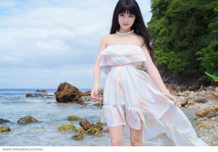 青春迷人美女滕菲菲海边写真