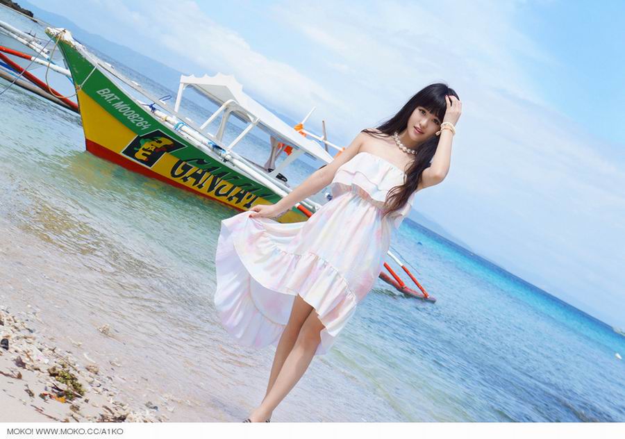 青春迷人美女滕菲菲海边写真