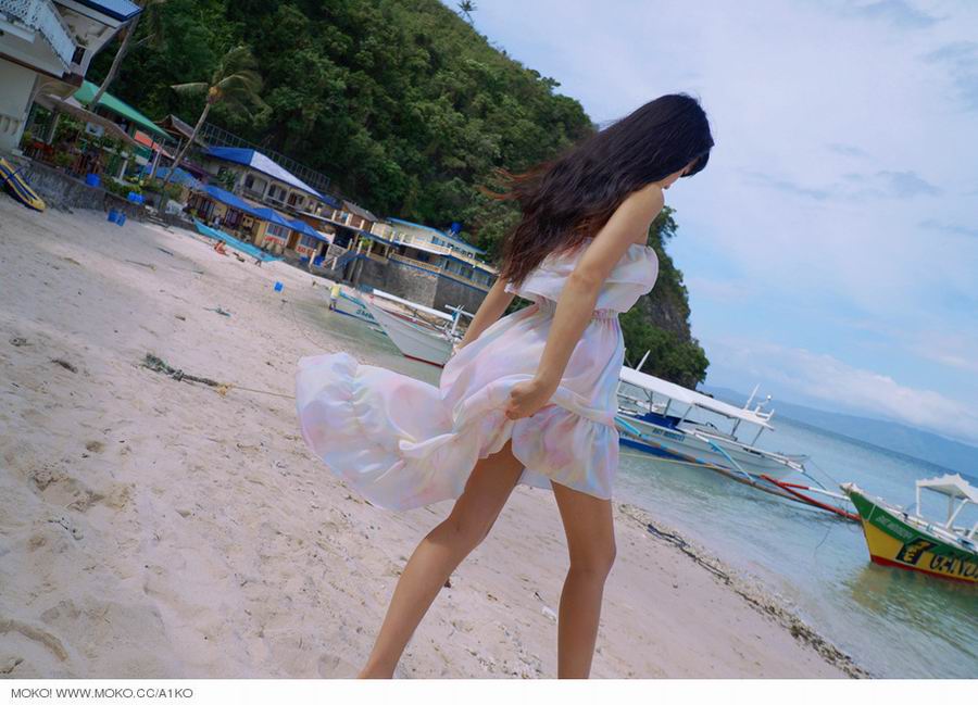 青春迷人美女滕菲菲海边写真