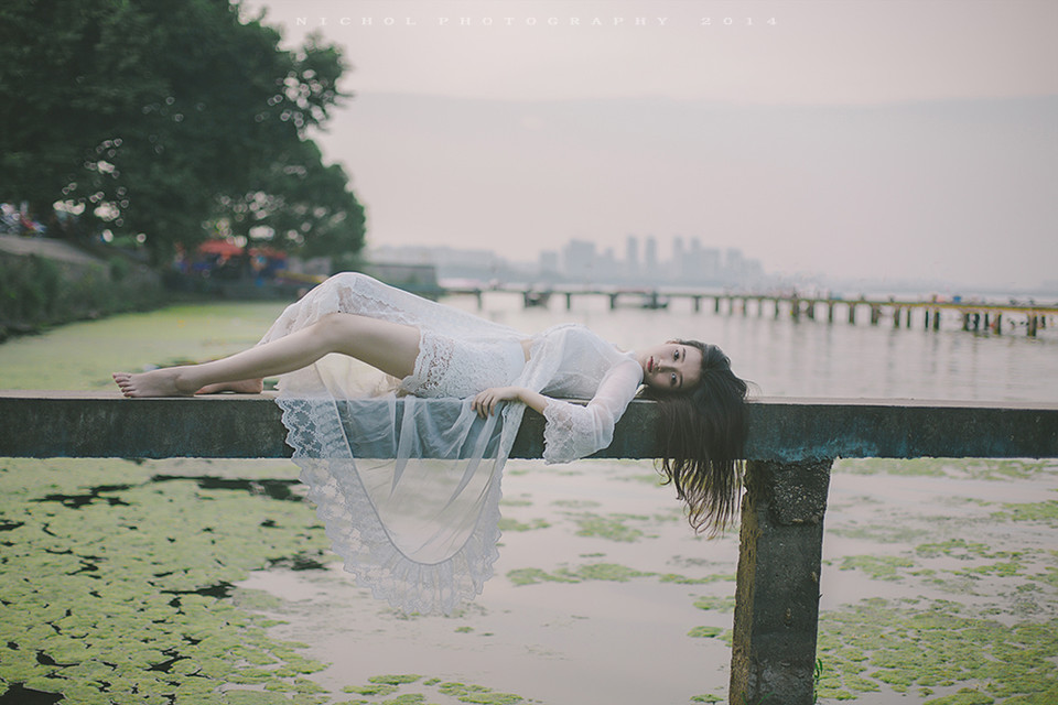 飘逸的长裙 动人的面容