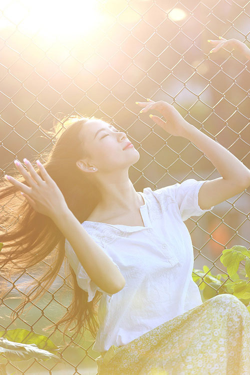 阳光下迷人的清纯美丽