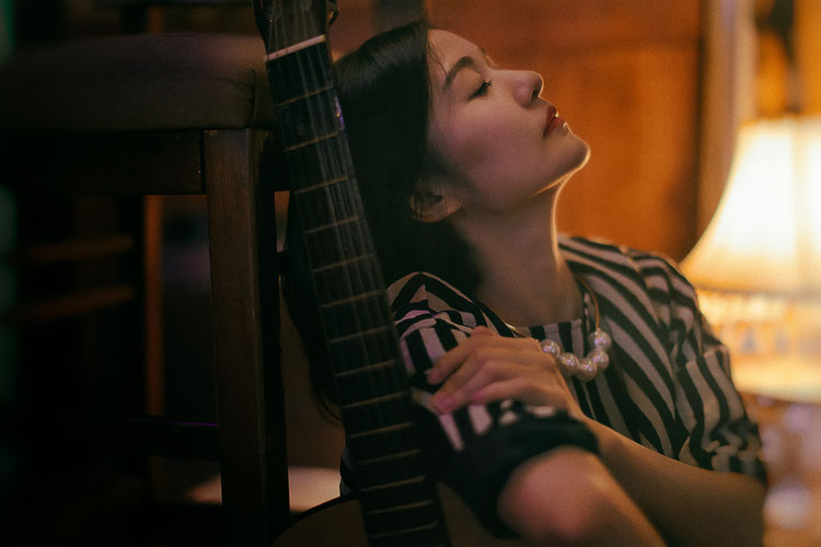 思绪，在不经意间流过琴弦