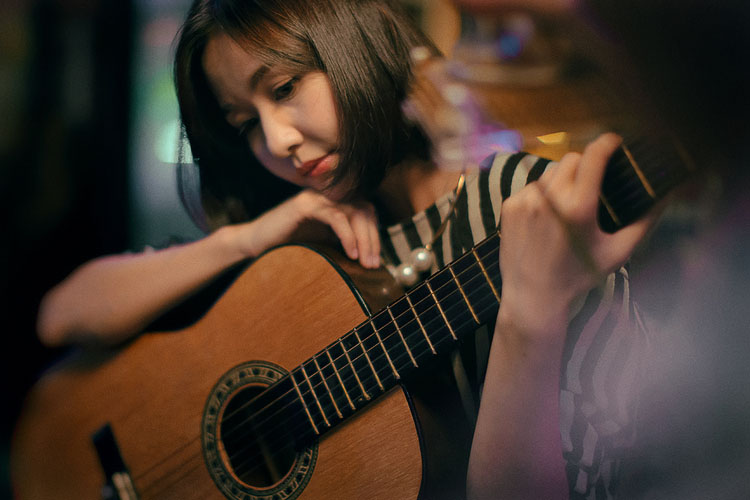 思绪，在不经意间流过琴弦