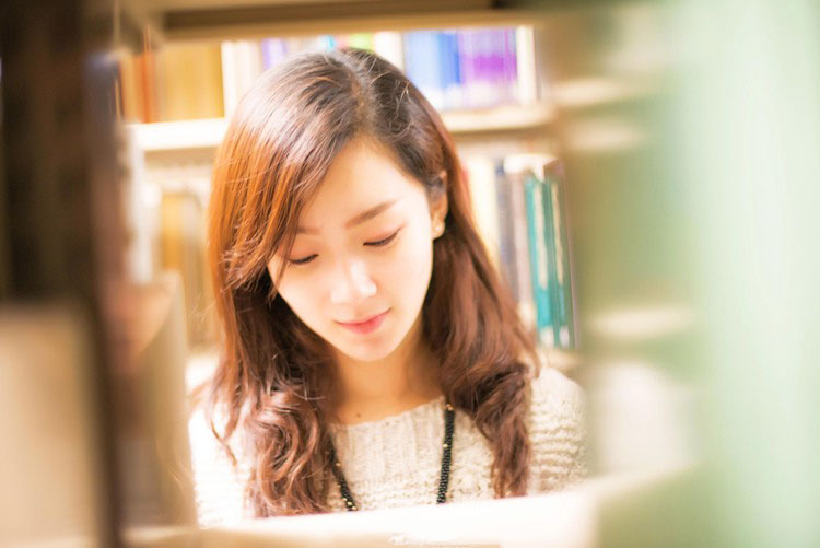 图书馆偶遇的甜美校花