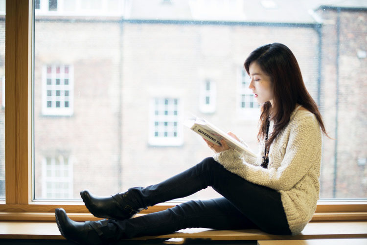 图书馆偶遇的甜美校花