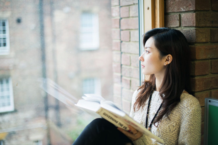 图书馆偶遇的甜美校花