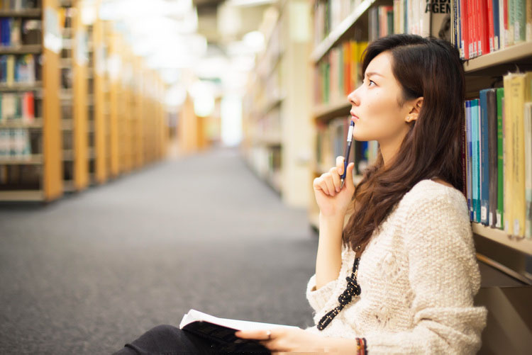 图书馆偶遇的甜美校花