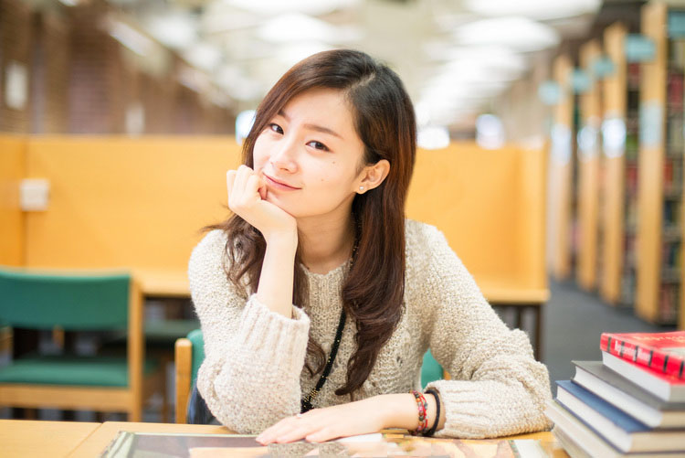 图书馆偶遇的甜美校花