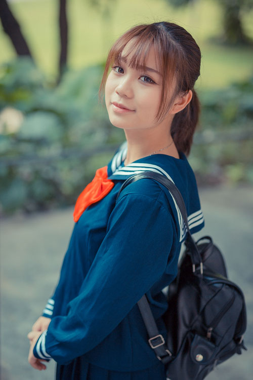 夕阳下的可爱小学妹