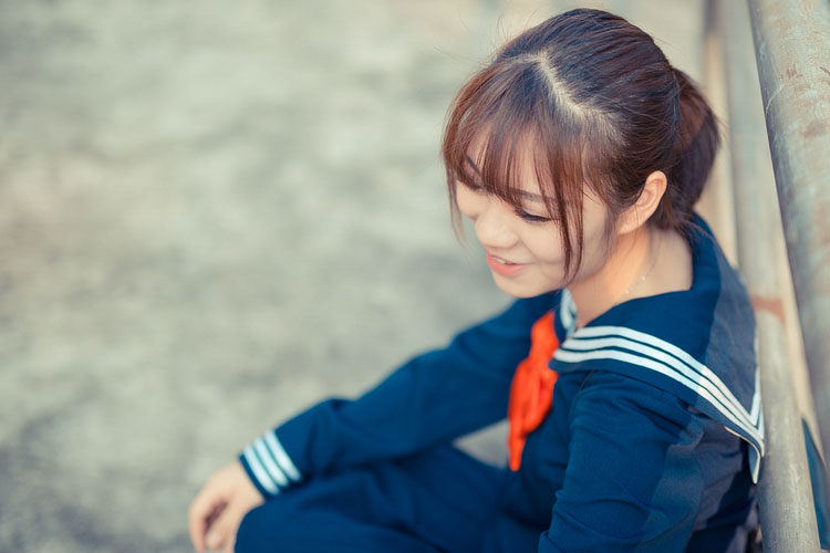 夕阳下的可爱小学妹