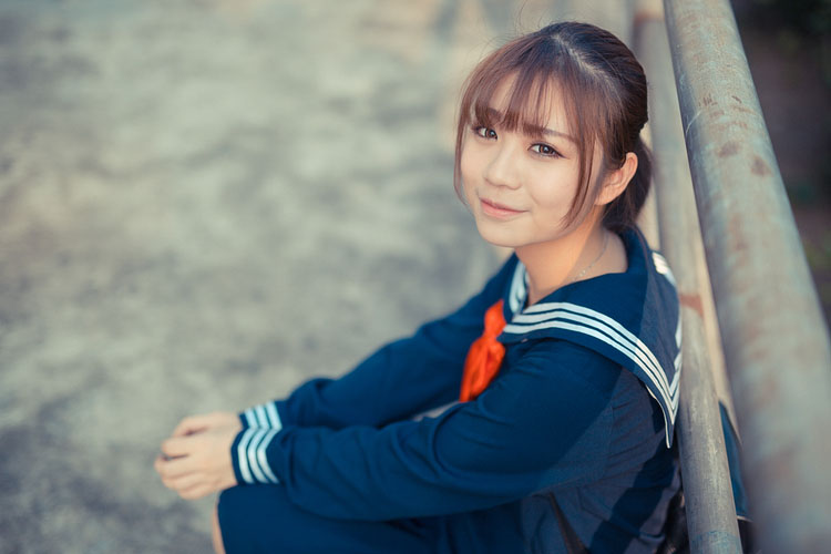 夕阳下的可爱小学妹