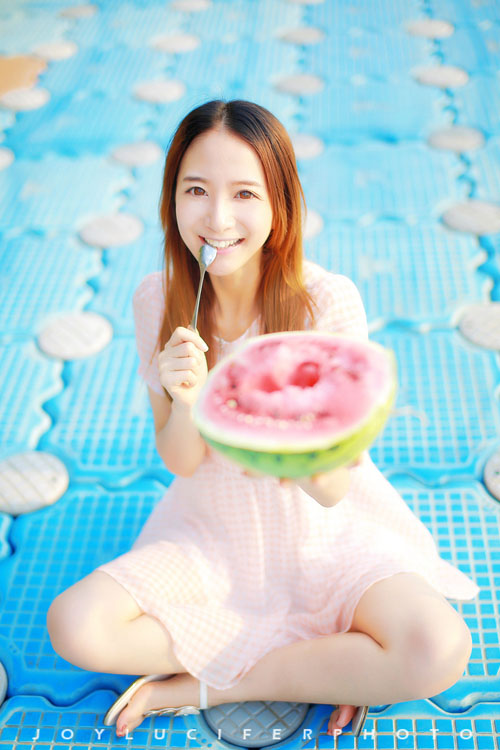 夏日未央的清纯西瓜少女