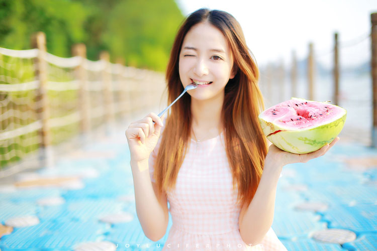 夏日未央的清纯西瓜少女