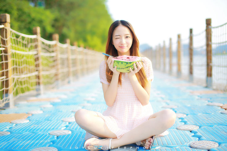 夏日未央的清纯西瓜少女