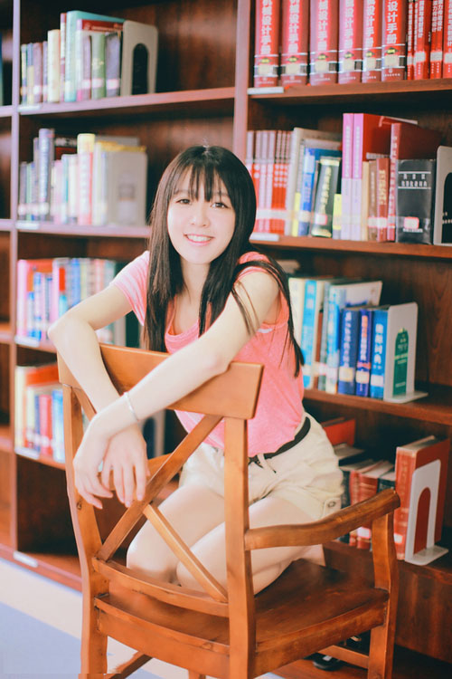 喜欢呆在书舍的清纯校花