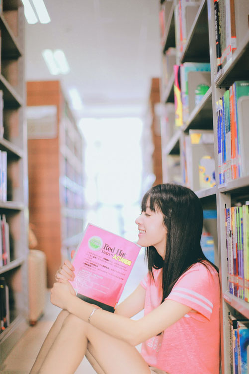 喜欢呆在书舍的清纯校花