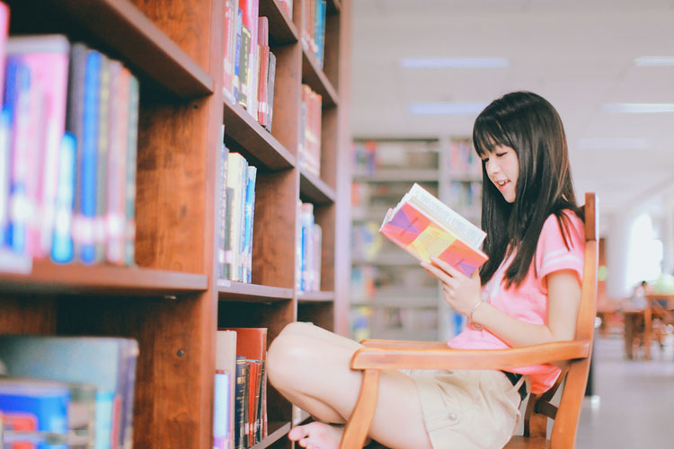 喜欢呆在书舍的清纯校花
