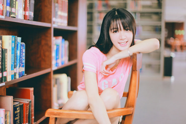 喜欢呆在书舍的清纯校花