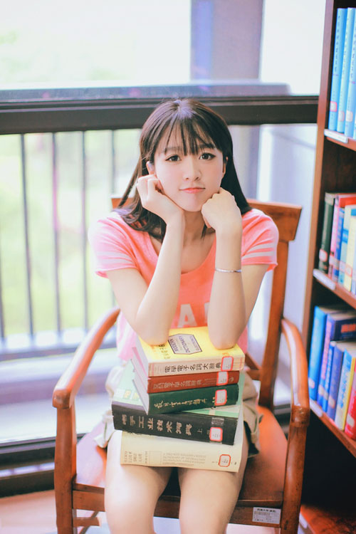 喜欢呆在书舍的清纯校花